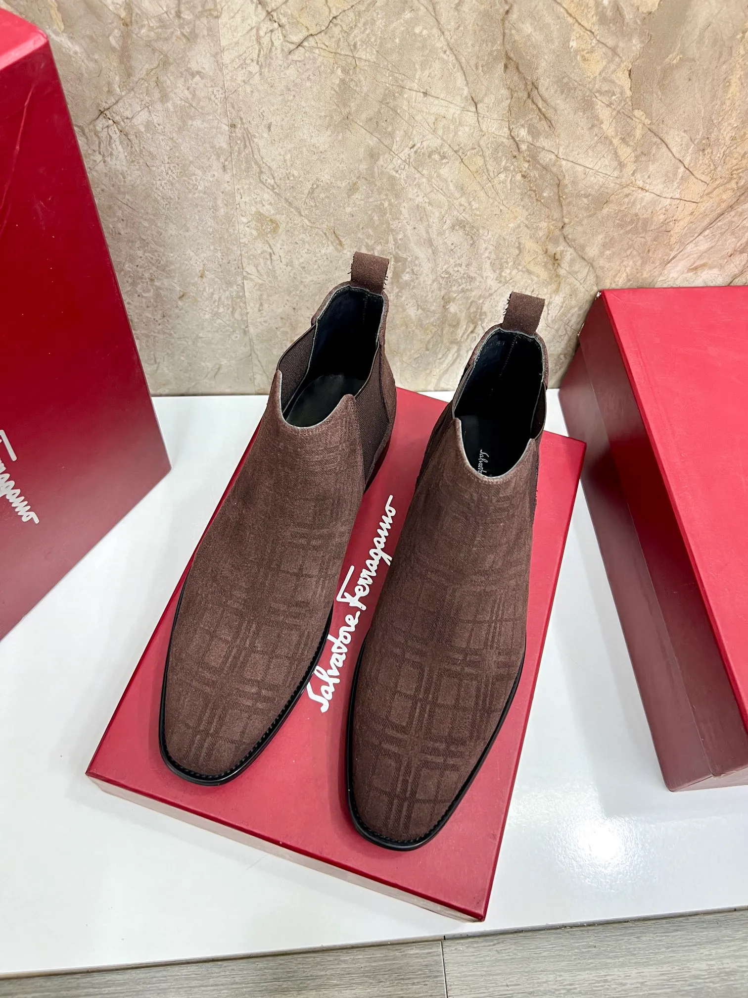 Original order quality: Men's shoes 💰700 Brand: Ferragamo (Ferragamo) One size larger: Men's size 38-44 (45 customized) Grade: Same style as the official website High-end men's shoes Material: Original cowhide, cowhide lining, original outsole Style category: Chelsea men's boots Fashion trend Color: Actual picture
